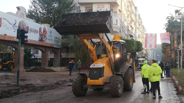 Kumluca ve Finike'de temizlik çalışmaları sürüyor